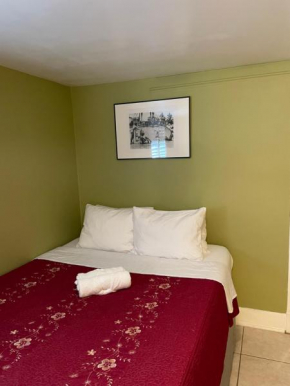 Spacious Private Los Angeles Bedroom with AC & WIFI & Private Fridge near USC the Coliseum Exposition Park BMO Stadium University of Southern California